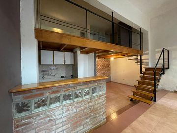 Espectacular PH tipo loft de 2 ambientes al frente con entrada independiente.