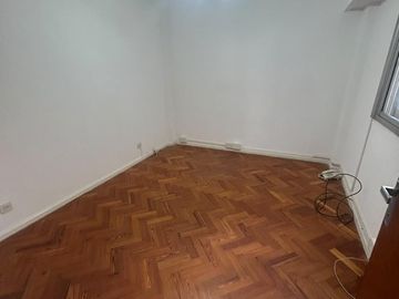 4 Ambientes con dependencia y cochera en Flores!
