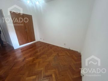 4 Ambientes con dependencia y cochera en Flores!