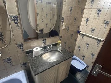 4 Ambientes con dependencia y cochera en Flores!