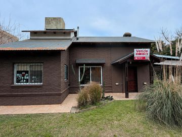 VENTA Casa 3 dormitorios con piscina. Terreno 1060m2