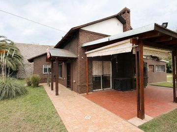 VENTA Casa 3 dormitorios con piscina. Terreno 1060m2
