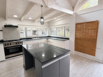 VENTA Casa 3 dormitorios con piscina. Terreno 1060m2