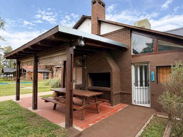VENTA Casa 3 dormitorios con piscina. Terreno 1060m2