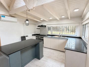 VENTA Casa 3 dormitorios con piscina. Terreno 1060m2