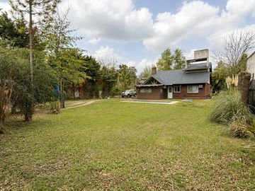 VENTA Casa 3 dormitorios con piscina. Terreno 1060m2