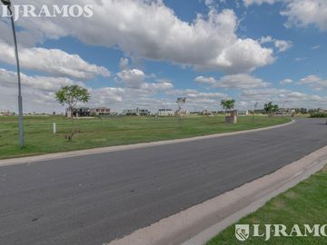 ESPECTACULAR LOTE  A LA LAGUNA en venta en el Barrio  Los Puentes - Nordelta