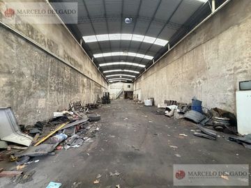 Depósito Comercial sobre avenida de 10m x 45m - Entrada Contenedor