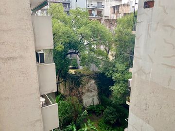 Av. Las Heras y Av. Callao.  Como a estrenar/refaccionado! 85 m2 a pulmon arbolado!