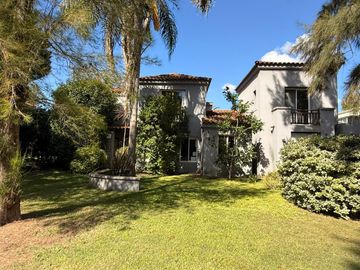 Casa en venta de 3 dormitorios + loft con entrada independiente en el Molino