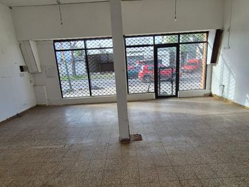 Local de 7 x 6 mts Aprox, muy buena ubicación.- Banfield E.