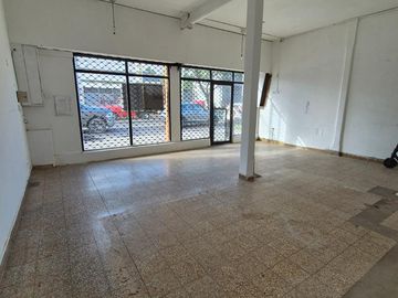 Local de 7 x 6 mts Aprox, muy buena ubicación.- Banfield E.