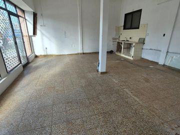 Local de 7 x 6 mts Aprox, muy buena ubicación.- Banfield E.