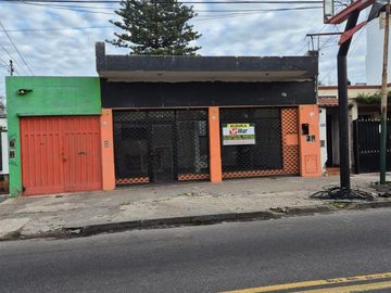 Local de 7 x 6 mts Aprox, muy buena ubicación.- Banfield E.