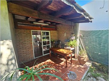 Hermoso chalet en Tierra de Sueños 2. 2 dormitorios, quincho Cochera y gran jardín parquizado.