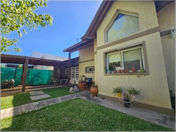 Hermoso chalet en Tierra de Sueños 2. 2 dormitorios, quincho Cochera y gran jardín parquizado.