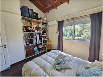 Hermoso chalet en Tierra de Sueños 2. 2 dormitorios, quincho Cochera y gran jardín parquizado.