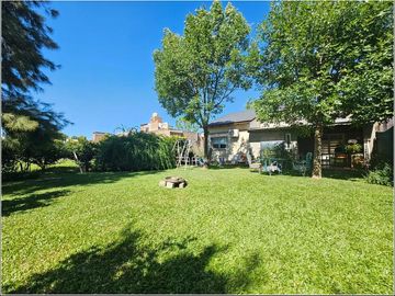 Hermoso chalet en Tierra de Sueños 2. 2 dormitorios, quincho Cochera y gran jardín parquizado.