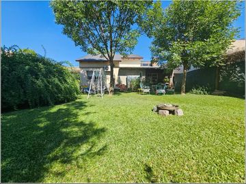 Hermoso chalet en Tierra de Sueños 2. 2 dormitorios, quincho Cochera y gran jardín parquizado.
