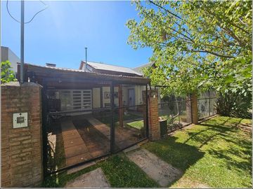 Hermoso chalet en Tierra de Sueños 2. 2 dormitorios, quincho Cochera y gran jardín parquizado.