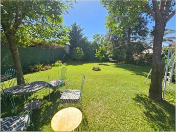 Hermoso chalet en Tierra de Sueños 2. 2 dormitorios, quincho Cochera y gran jardín parquizado.