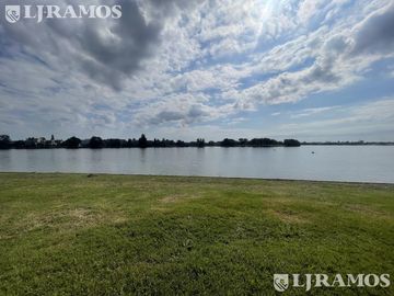 Lote a la laguna en venta en LOS PUENTES - NORDELTA