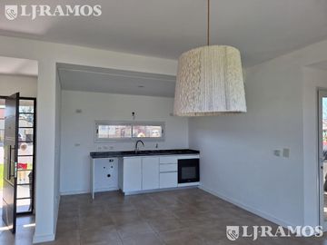 Casa VENTA CON RENTA en San Sebastián A1 FONDO A PULMON VERDE no crédito MB