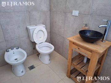 Casa VENTA CON RENTA en San Sebastián A1 FONDO A PULMON VERDE no crédito MB