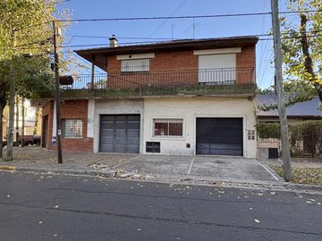 Venta, Casa, 5 Ambientes, Triple cochera, Balcón Terraza, Patio, Parrilla, Ituzaingó