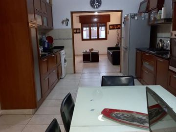 Venta Casa 3 dormitorios y Local Esquina - Barrio General Bustos, Córdoba