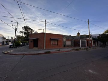 Venta Casa 3 dormitorios y Local Esquina - Barrio General Bustos, Córdoba