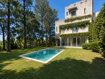 Casa de 3 dormitorios con terreno y vista franca al Rio sobre Av. Puccio