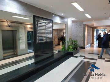 OFICINA  AL FRENTE CON BALCON ATERRAZADO Y GRAN VISTA HACIA LA AV. 9 DE JULIO SUPER LUMINOSA