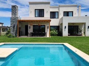 Casa en Alquiler Temporal, en el Barrio Los Robles, Haras Santa Maria, Escobar, G.B.A Norte