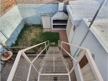 Casa en venta de 3 dormitorios a metros de Bv. Rondeau. Garaje y patio.