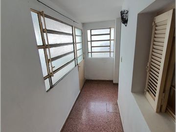 Casa en venta de 3 dormitorios a metros de Bv. Rondeau. Garaje y patio.