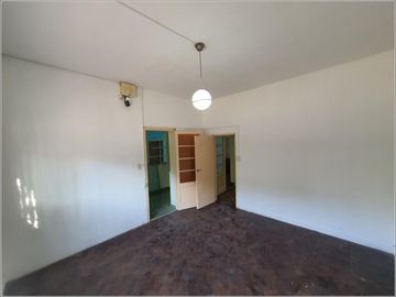 Casa en venta de 3 dormitorios a metros de Bv. Rondeau. Garaje y patio.