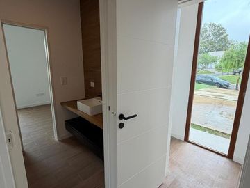 VENTA - Casa en Barrio Privado Santa Elena - Pilar del Este