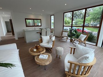 VENTA - Casa en Barrio Privado Santa Elena - Pilar del Este