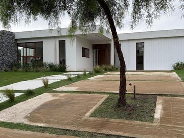 VENTA - Casa en Barrio Privado Santa Elena - Pilar del Este