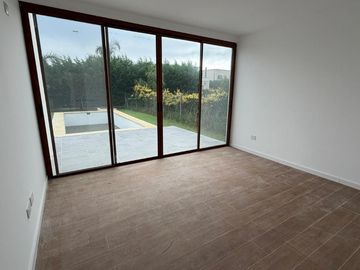 VENTA - Casa en Barrio Privado Santa Elena - Pilar del Este