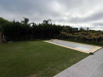 VENTA - Casa en Barrio Privado Santa Elena - Pilar del Este