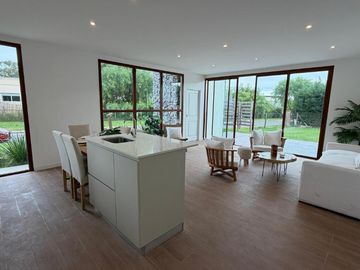VENTA - Casa en Barrio Privado Santa Elena - Pilar del Este