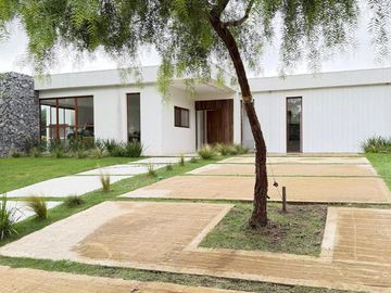 VENTA - Casa en Barrio Privado Santa Elena - Pilar del Este