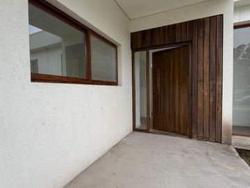 VENTA - Casa en Barrio Privado Santa Elena - Pilar del Este