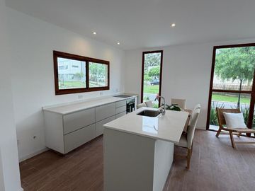 VENTA - Casa en Barrio Privado Santa Elena - Pilar del Este