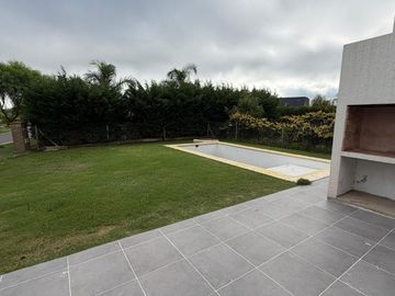 VENTA - Casa en Barrio Privado Santa Elena - Pilar del Este