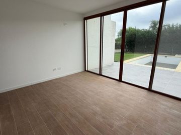 VENTA - Casa en Barrio Privado Santa Elena - Pilar del Este