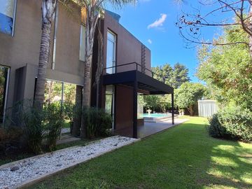 Casa de 5 ambientes en Alquiler en Barrio Cerrado La Montura