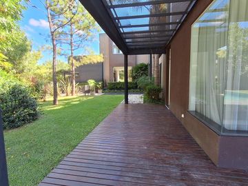 Casa de 5 ambientes en Alquiler en Barrio Cerrado La Montura